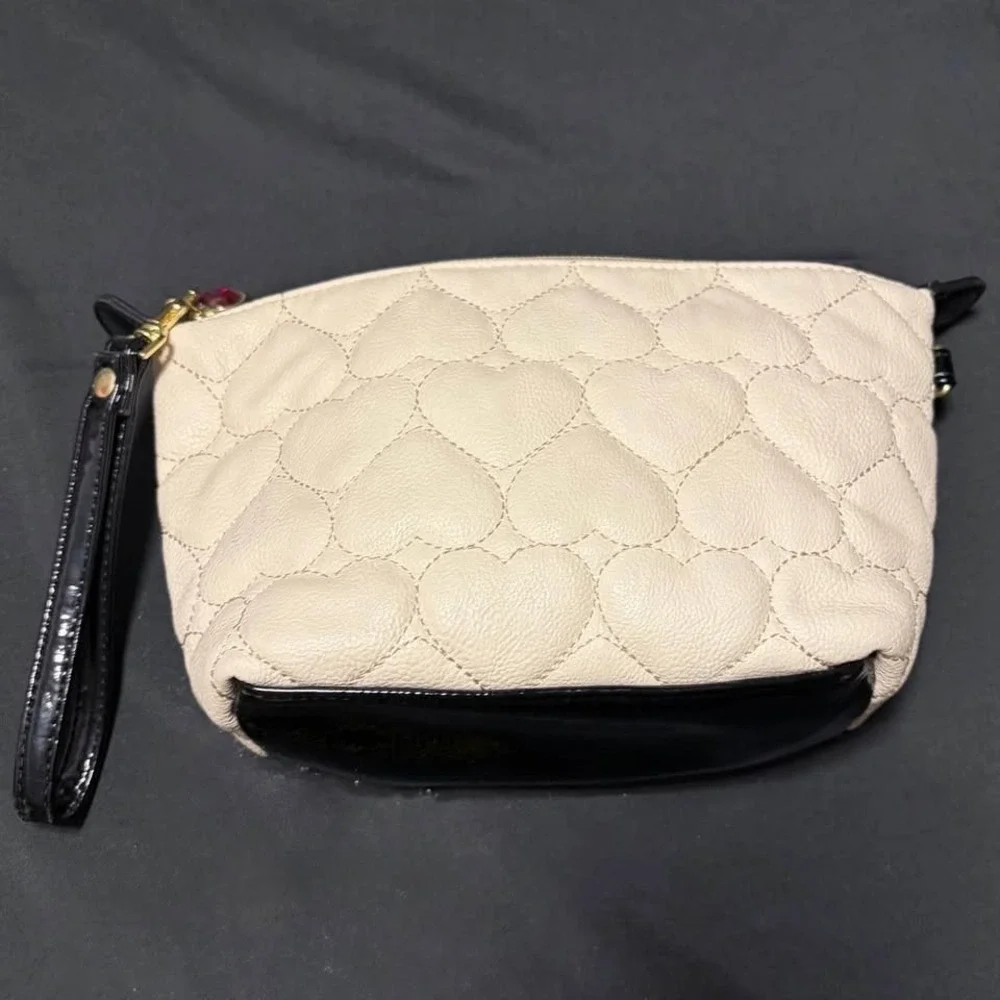 Betsey Johnson Heart Quilted Ivory Cosmetic Makeup Bag Zip Pouch Gold Tone